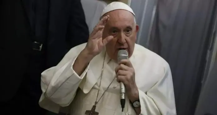 Ο πάπας Φραγκίσκος λέει ότι το 2013 υπέγραψε επιστολή παραίτησης