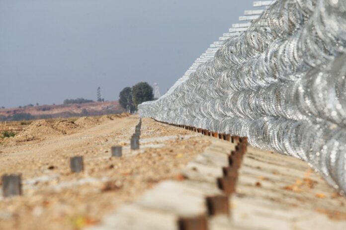 Έπεσαν οι υπογραφές για την κατασκευή νέου φράχτη στον Έβρο