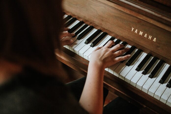 Απίστευτο βίντεο: Το αγόρι που παίζει πιάνο χωρίς χέρια!