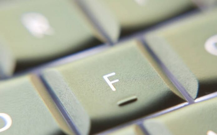 Το αιώνιο ερώτημα απαντάται: Γιατί τα γράμματα στα πληκτρολόγια είναι μπερδεμένα;