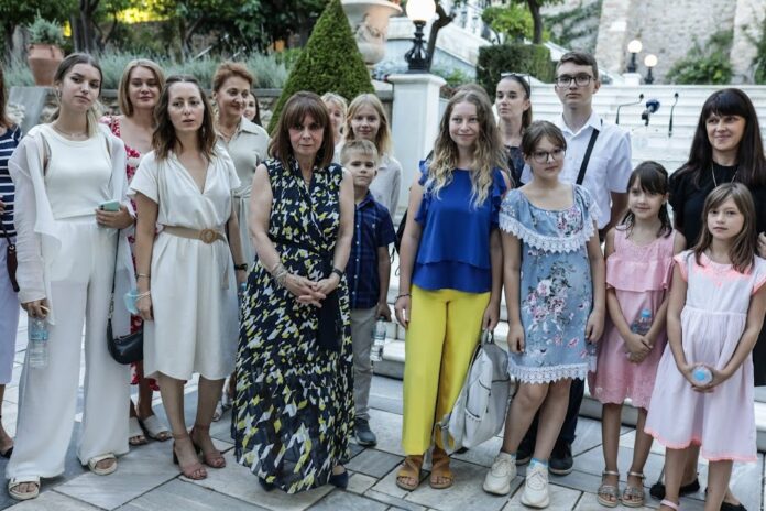 Ουκρανούς που φιλοξενούνται στην Ελλάδα υποδέχθηκε η ΠτΔ
