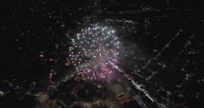 Εντυπωσιακό βίντεο από drone με τη βροχή πυροτεχνημάτων στην Ξάνθη
