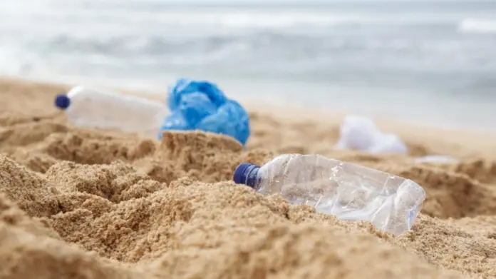 ΟΗΕ: Ο κόσμος πρέπει να υποδιπλασιάσει τα πλαστικά μίας χρήσης