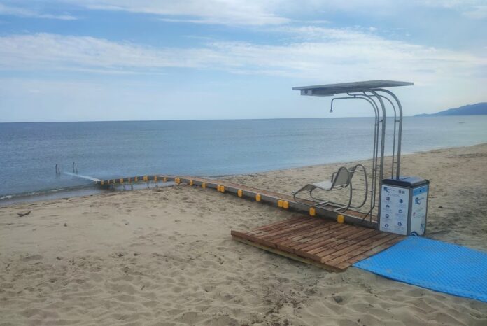 Εγκατάσταση συστήματος SEATRUCK για ΑΜΕΑ στην παραλία Ερασμίου