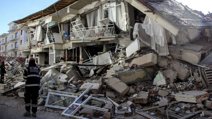 Φονικός σεισμός στην Τουρκία - 7 νεκροί και 25 τραυματίες