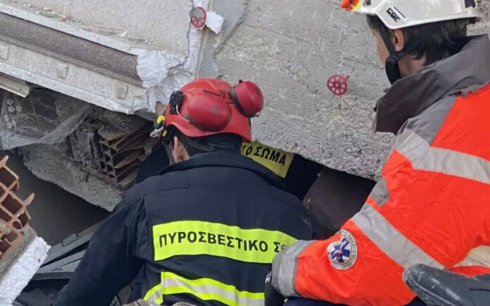 Πυροσβέστες από τη Θράκη σώζουν ζωές στα ερείπια της Τουρκίας