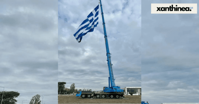 Αλεξανδρούπολη: Υψώθηκε στα σύνορα η μεγαλύτερη ελληνική σημαία 600 τ.μ.