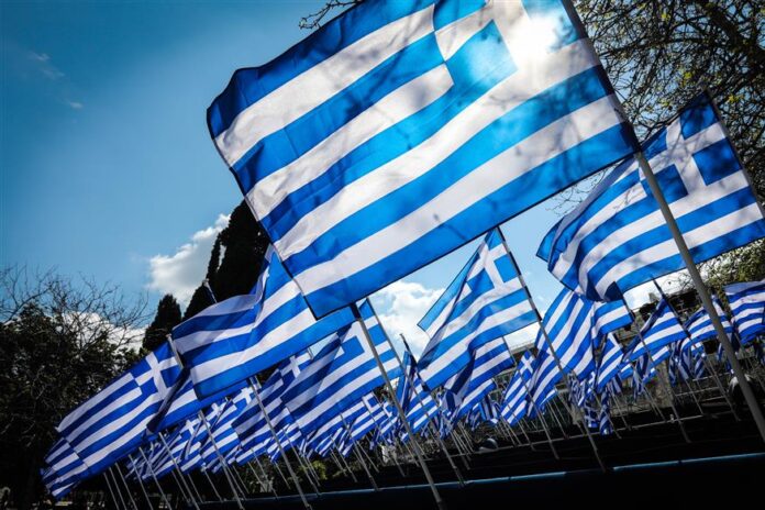 Συνελήφθη ανήλικος που αφαίρεσε την ελληνική σημαία από το μνημείο της Ελευθερίας