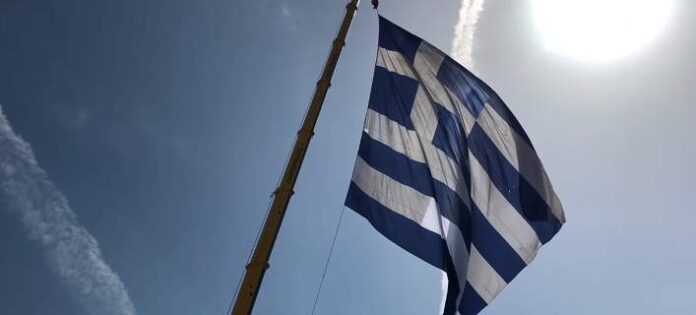 Τη μεγαλύτερη ελληνική σημαία ύψωσαν στην Αλεξανδρούπολη - 600 τ.μ. [ΒΙΝΤΕΟ]