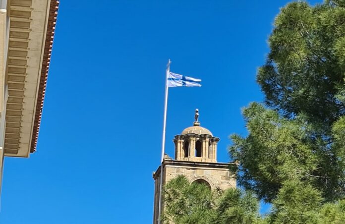 Η σημαία των Κυπρίων του 1821 κυματίζει στους ναούς της Κύπρου