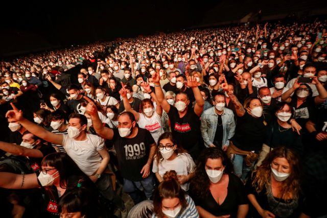 Με μάσκες και αρνητικό τεστ 5.000 άνθρωποι συμμετείχαν σε συναυλία