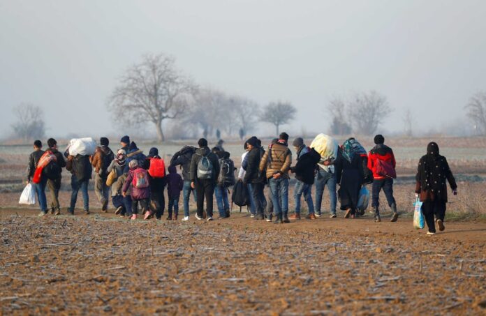 Δύσκολη νύχτα στον Έβρο - Τουλάχιστον 13.000 μετανάστες στα σύνορα