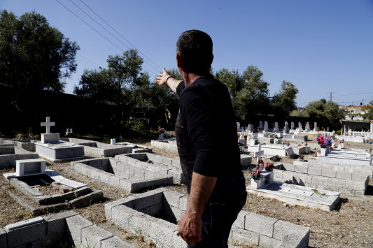 Θράκη: Άνοιξαν τον τάφο και έπαθαν σοκ - Άθικτη η σορός γυναίκας που πέθανε πριν από 16 χρόνια