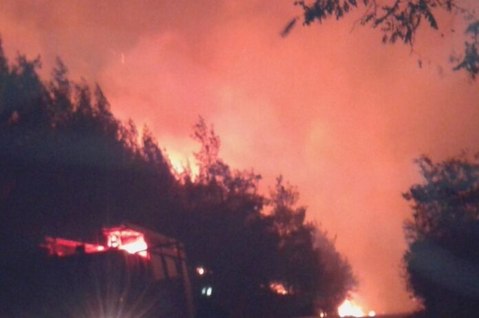 “Μάχη” με τις φλόγες για δεύτερη μέρα στη Θάσο - Κάηκαν σπίτια