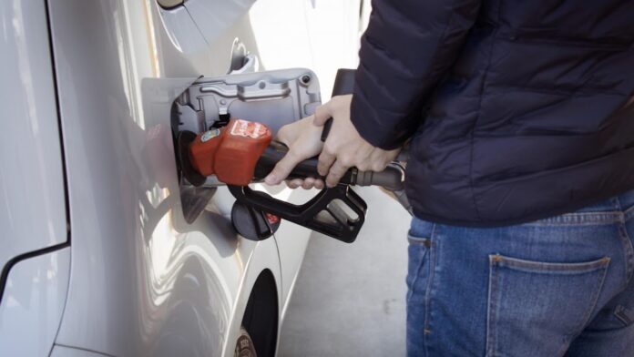 Τιμή βενζίνης: Πού θα κυμανθεί τον Αύγουστο - Τι προβλέπουν οι αναλυτές