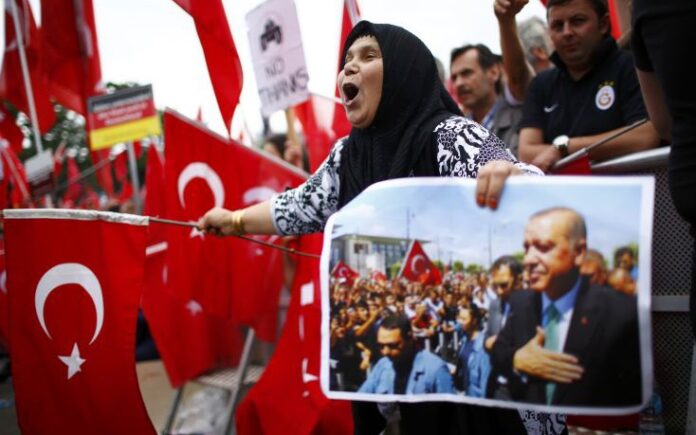 Οι Τούρκοι γιούχαραν στη σιγή για τους νεκρούς του Παρισιού