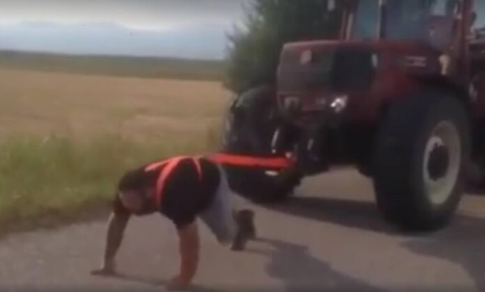Αγρότης από σίδερο τραβά τρακτέρ 6 τόνων - Το βίντεο που γίνεται viral στο διαδίκτυο (+ΒΙΝΤΕΟ)