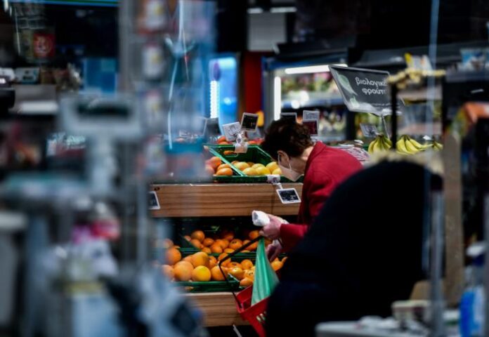 Ουρές για δωρεάν ακτινίδια και πορτοκάλια στην Ξάνθη – Διανεμήθηκαν σε άπορους