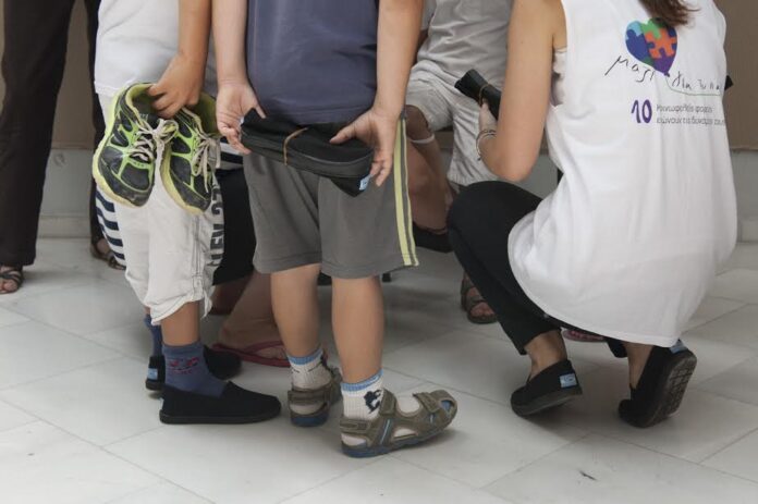 Το Μαζί για το Παιδί μοιράζει καινούρια παπούτσια σε άπορα παιδιά και στη Θράκη