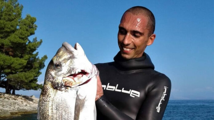 Ο Έλληνας ψαροντουφεκάς που κατέρριψε το παγκόσμιο ρεκόρ τσιπούρας