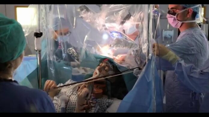 Απίστευτο: Ασθενής παίζει βιολί την ώρα που χειρουργείται στον εγκέφαλο
