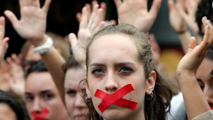 Γαλλία: Δημοσιογράφοι καταγγέλλουν «το συστημικό σεξισμό» που διαβρώνει το επάγγελμα