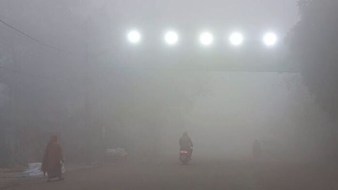 Ινδία: Χάος από την ομίχλη και το κύμα ψύχους – Απόκοσμες εικόνες