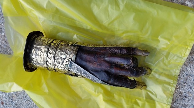 Αυτό είναι το χέρι του Άγιου Χαράλαμπου που έκλεψαν Ρουμάνοι παπάδες!