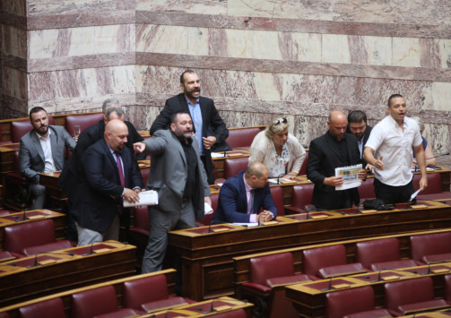 Χαμός στην Βουλή - Βουλευτές της Χρυσής Αυγής επιτέθηκαν στον Χουσεΐν Ζεϊμπέκ με βρισιές