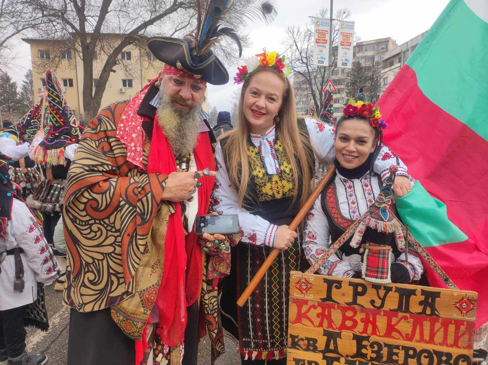 Στο Πέρνικ της Βουλγαρίας o Βασιλιάς του Ξανθιώτικου Καρναβαλιού