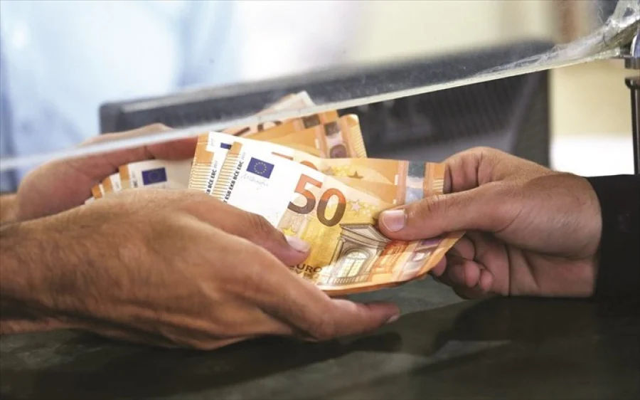 Καταβάλλεται σήμερα το «μπόνους» των 300 ευρώ σε ανέργους