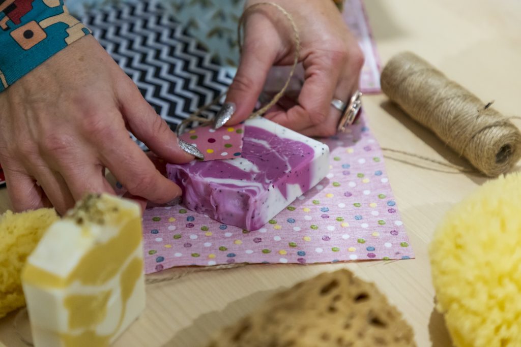 Μαρία Ψάρρα: Από οικογένεια Λημνιών σφουγγαράδων, φτιάχνει φυσικά καλλυντικά στην Ξάνθη  
