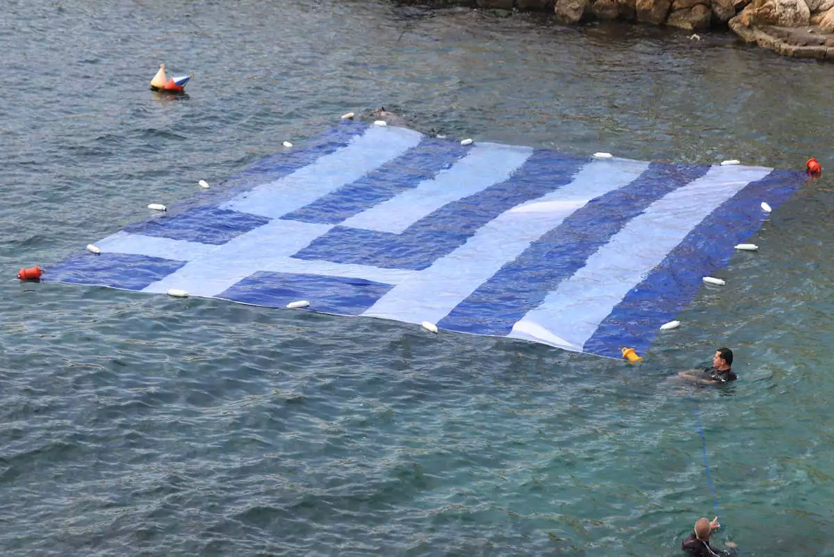 25η Μαρτίου: Τεράστιες ελληνικές σημαίες σε Πειραιά, Κερατσίνι, Νέα Κίο Αργολίδας