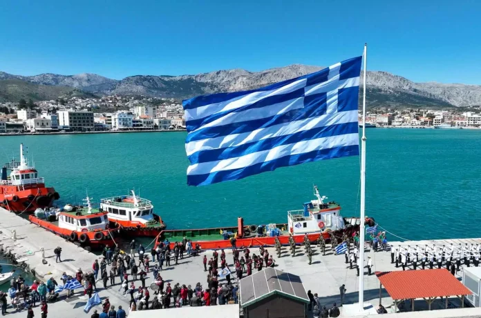 Επέτειος 25ης Μαρτίου: Υψώθηκε στη Χίο η μεγαλύτερη Ελληνική σημαία