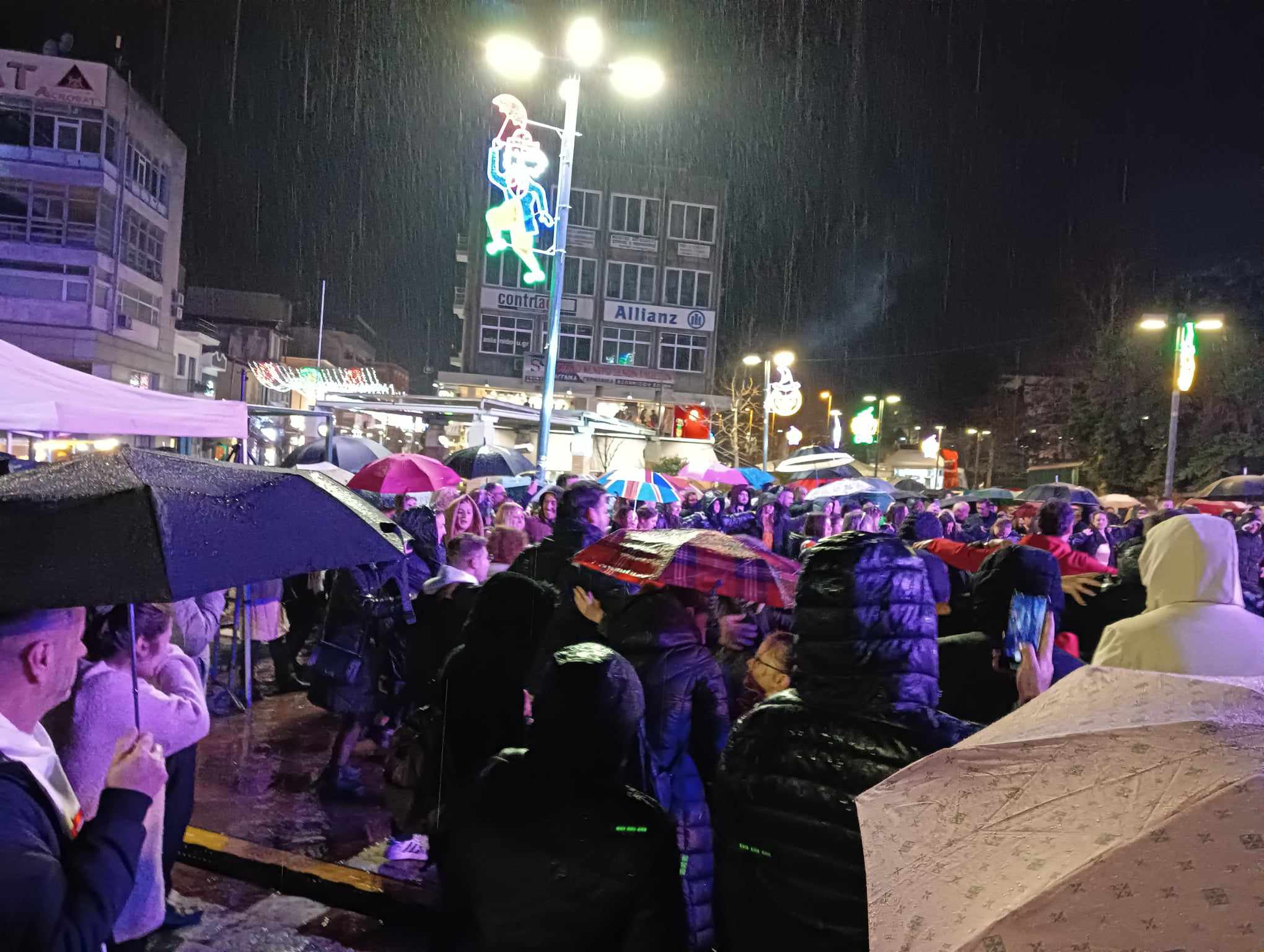 Καρναβάλι Ξάνθης 2024: Χορεύουν μέσα στη βροχή – Δεν τους σταματά τίποτα!