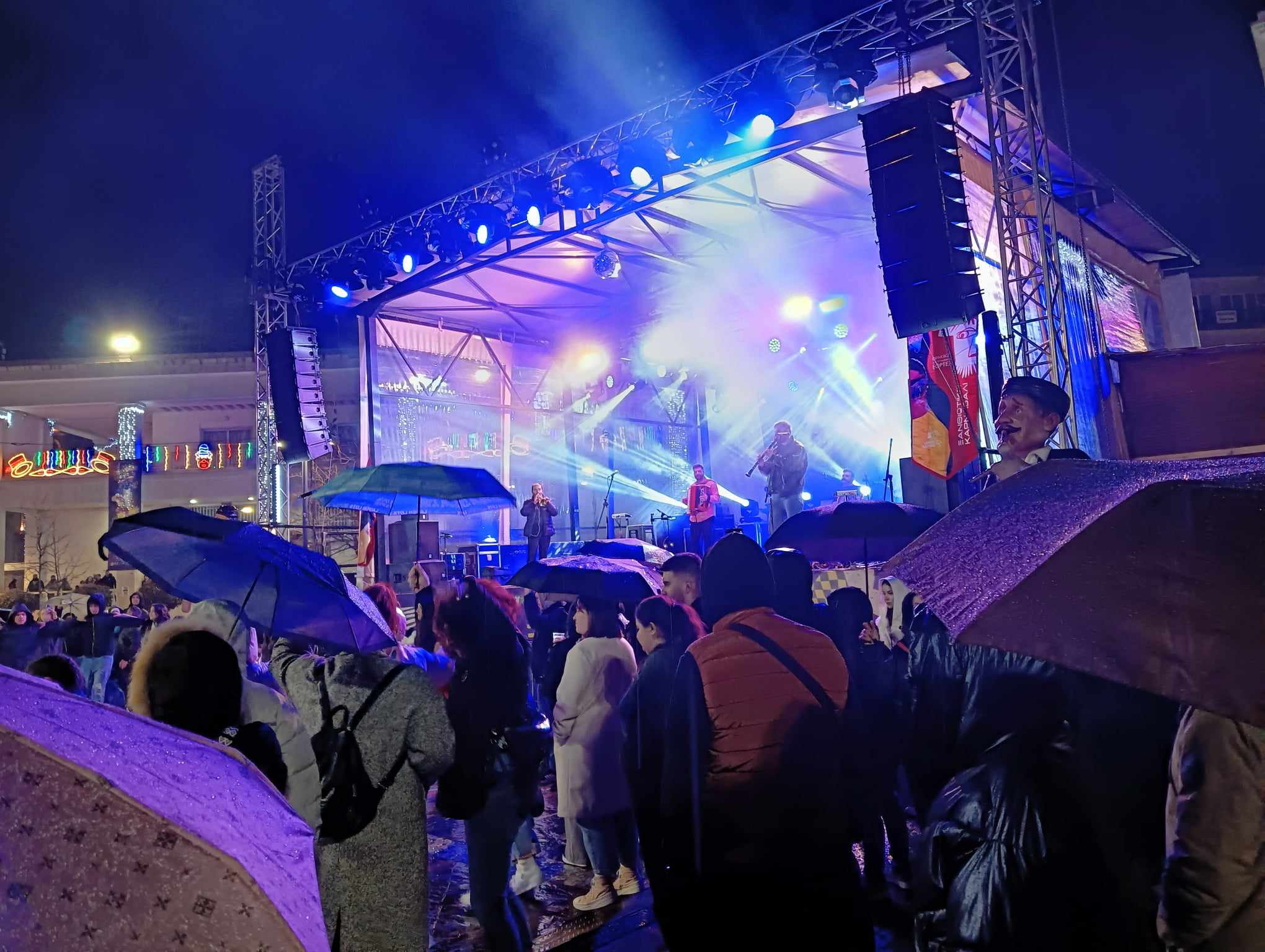 Καρναβάλι Ξάνθης 2024: Χορεύουν μέσα στη βροχή – Δεν τους σταματά τίποτα!