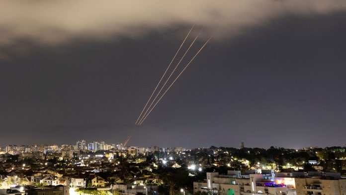 Επίθεση του Ιράν στο Ισραήλ: Επίδειξη δύναμης από την Τεχεράνη με 200 drones και πυραύλους