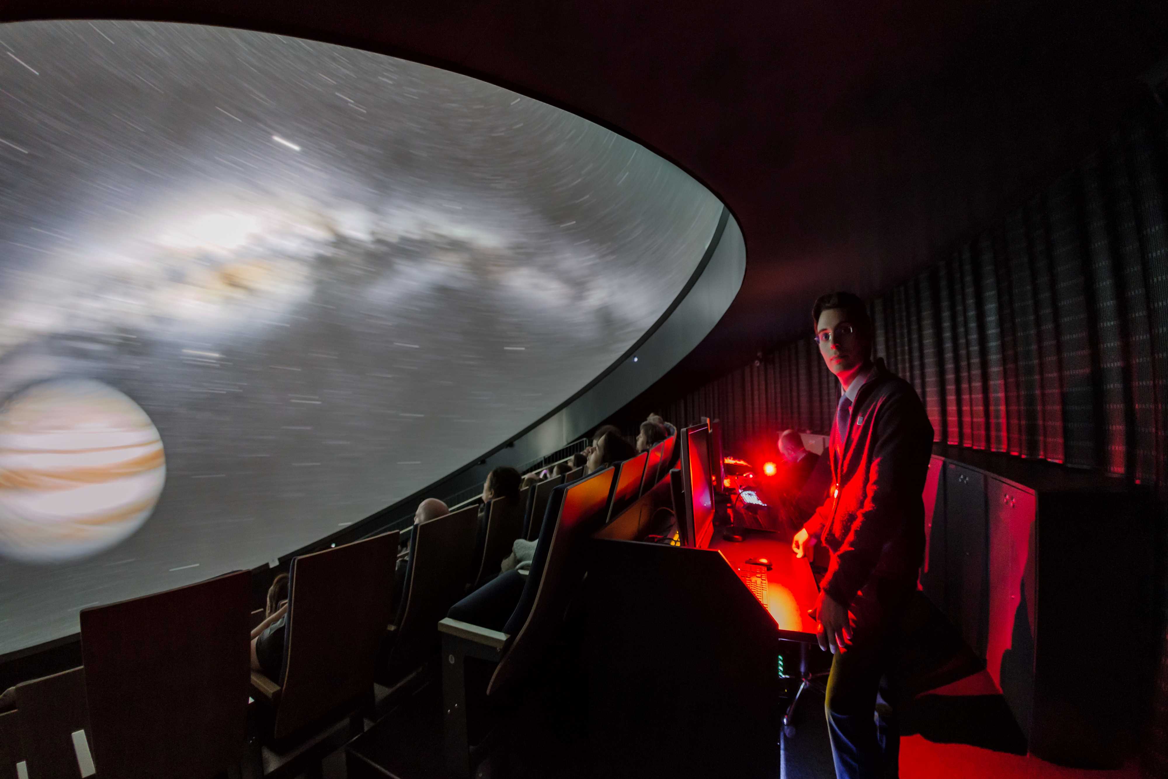 Έλληνας αστροφωτογράφος και ντοκιμαντερίστας ταξιδεύει και βιντεοσκοπεί το σύμπαν μέσα απ' τα μεγάλα τηλεσκόπια της Γής