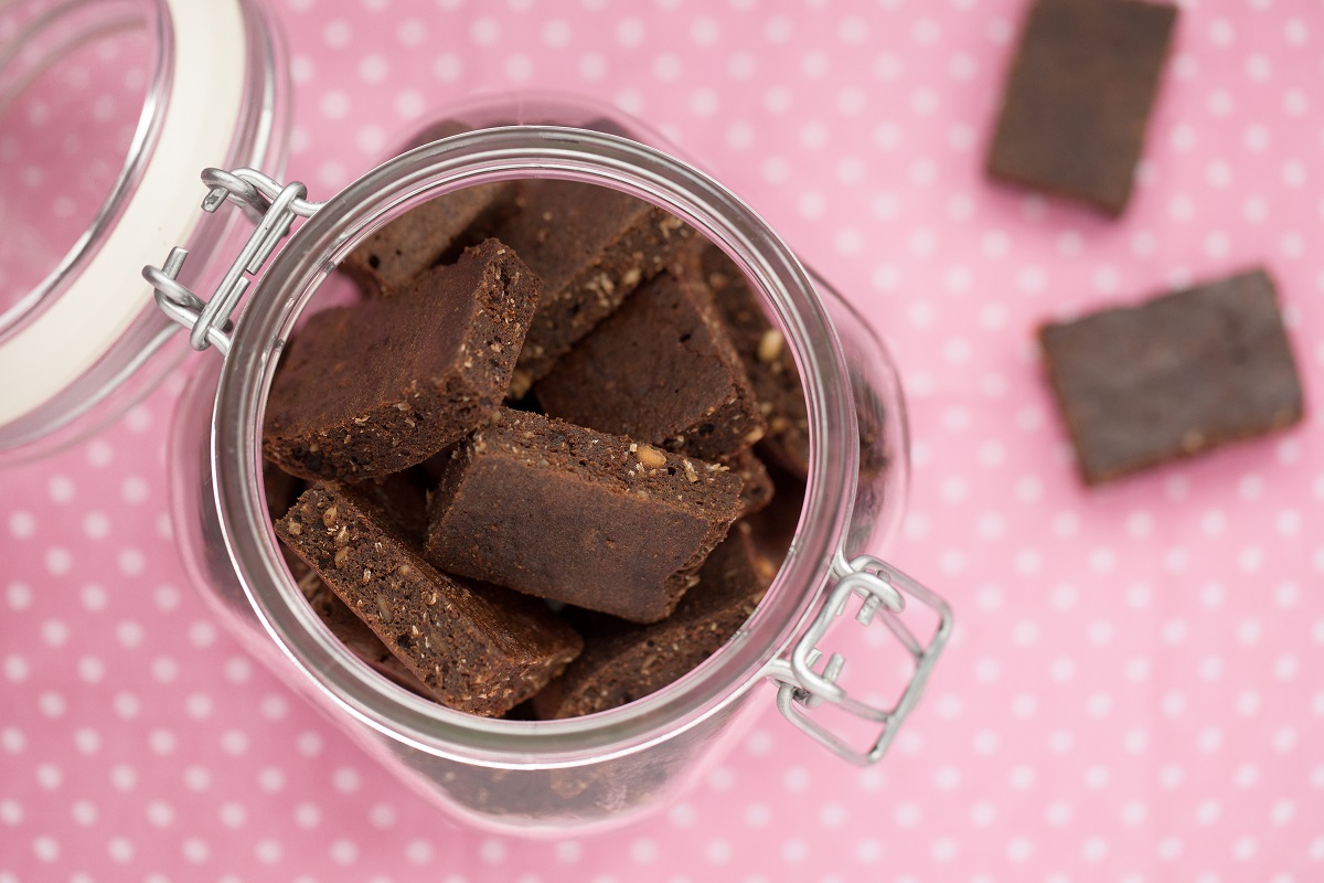Πεντανόστιμα vegan brownies με χουρμά χωρίς ψήσιμο σε 15′