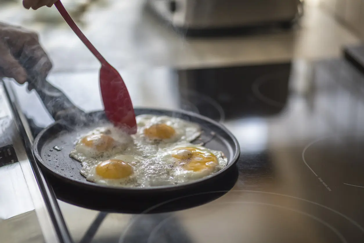 Έτσι γίνονται πιο υγιεινά τα αυγά: Το λάθος στο μαγείρεμα που ίσως κάνετε κι εσείς