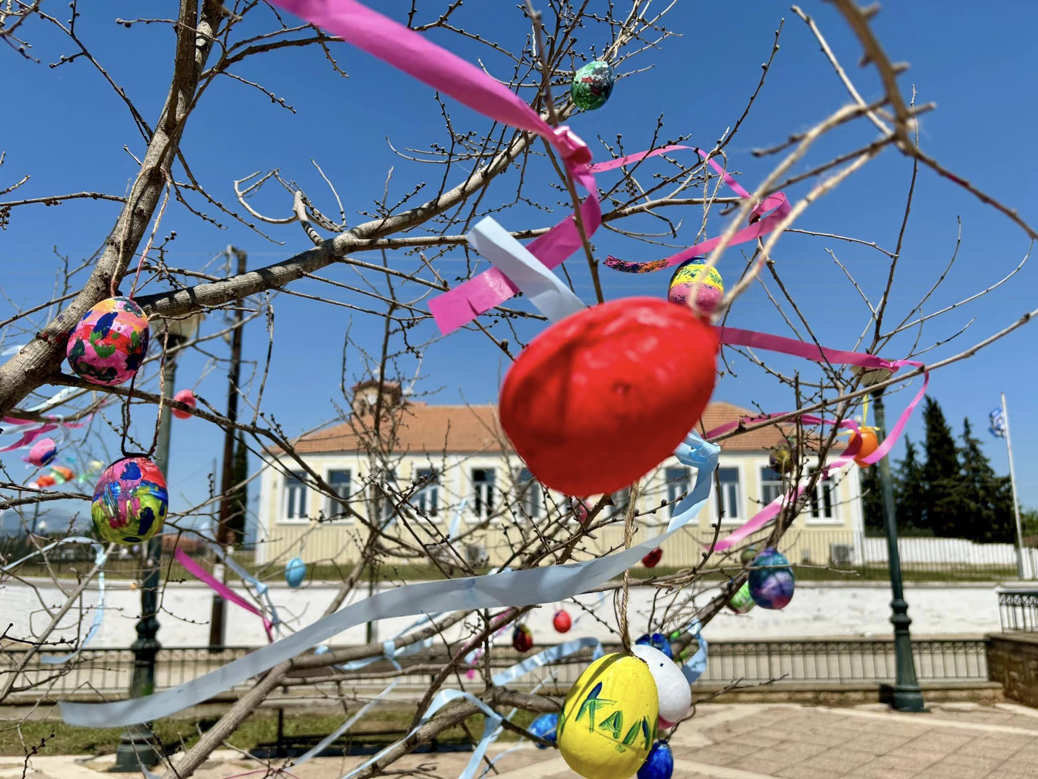 Έβαψαν αυγά και στόλισαν το Δέντρο του Πάσχα στη Μάνδρα