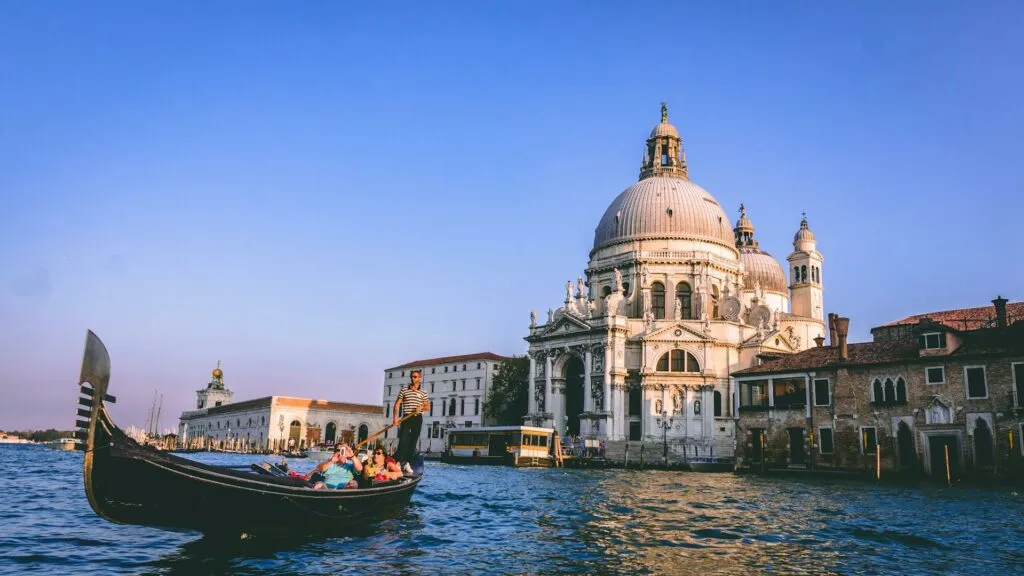 Οι τουρίστες στη Βενετία θα πληρώνουν πέντε ευρώ για κάθε τους επίσκεψη
