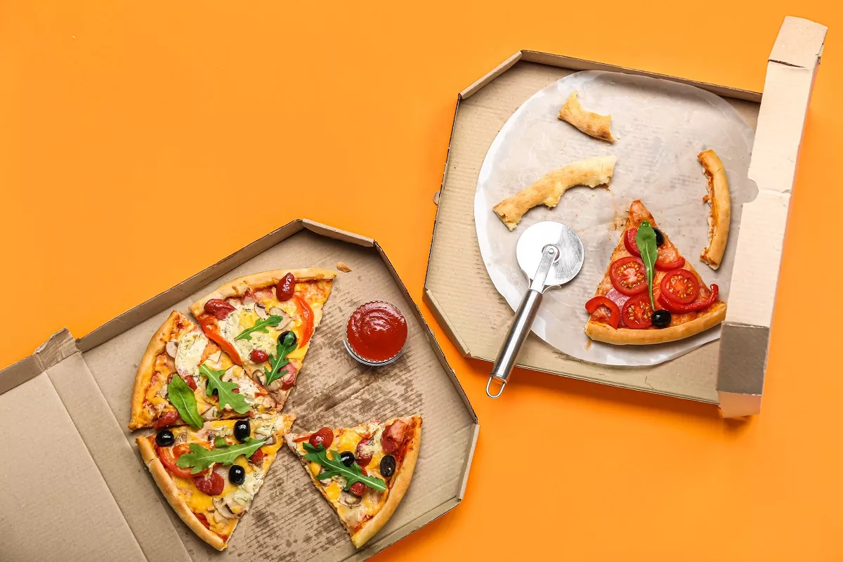 Μπορούμε να καταναλώσουμε πίτσα που έχει μείνει εκτός ψυγείου όλο το βράδυ;