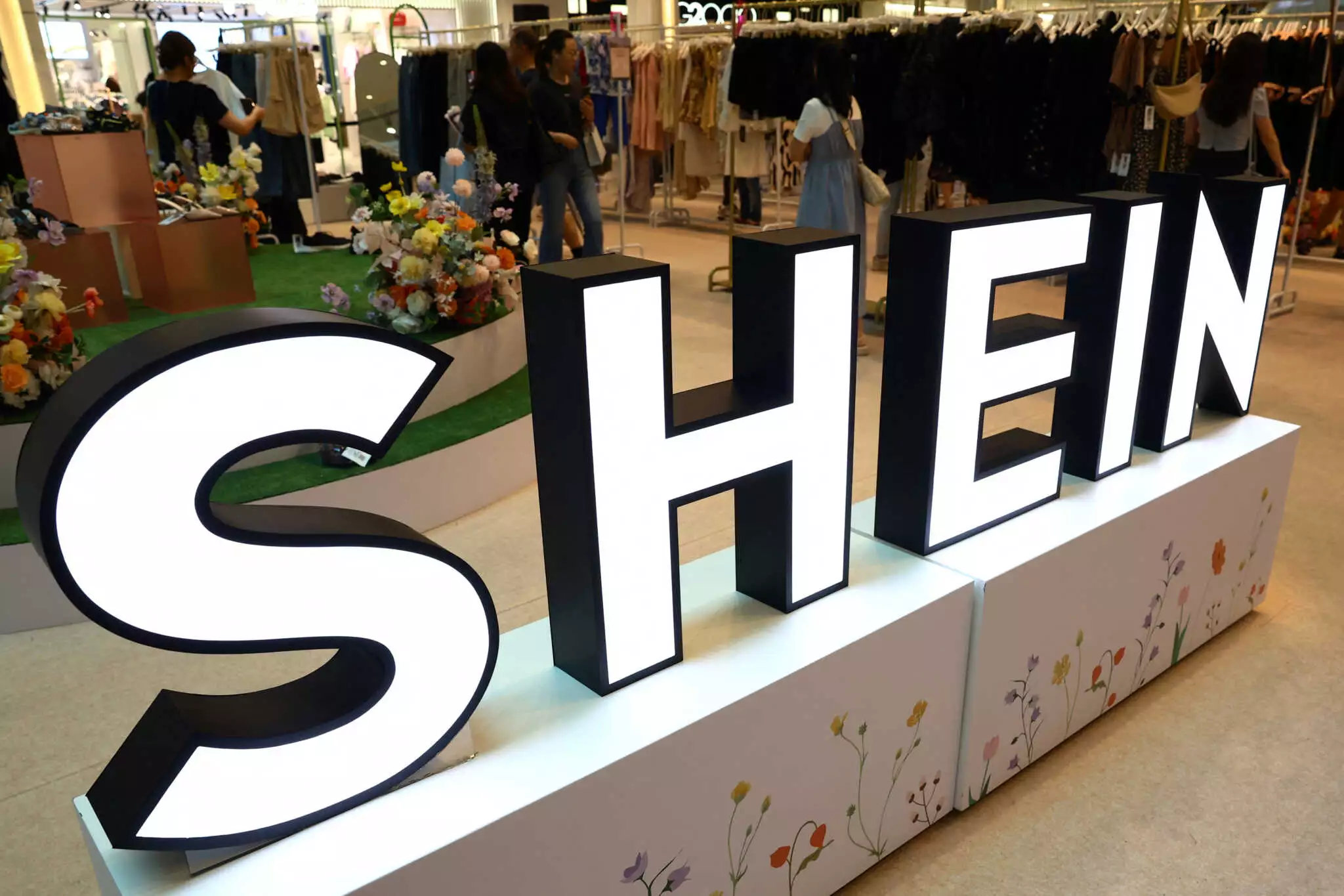 Η ΕΕ απειλεί το Shein με πρόστιμο έως και 6% των παγκόσμιων εσόδων της