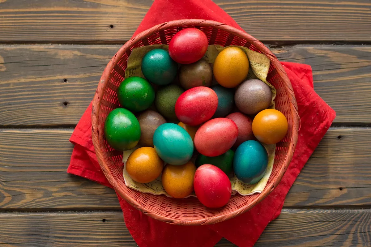 Αυγά: πώς δεν θα σπάσουν στο βράσιμο και πώς τα βάφουμε με φυσικό τρόπο