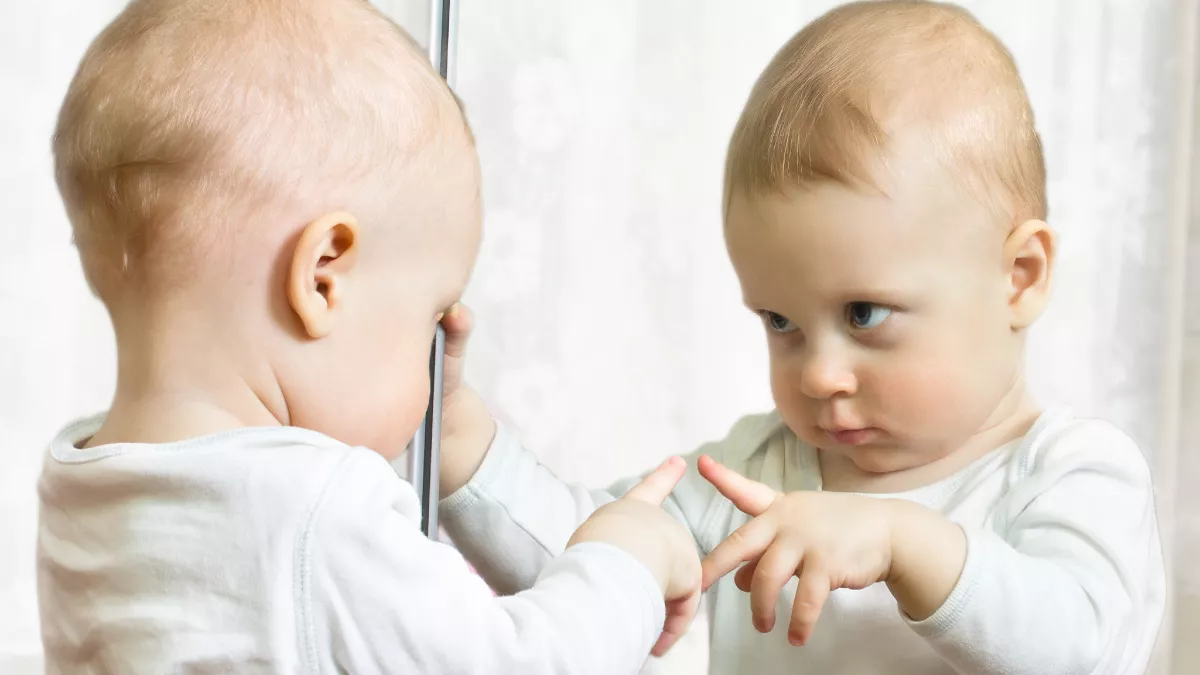 Τι κερδίζει το παιδί που κοιτάει τον εαυτό του στον καθρέφτη – Πόσο πιο γρήγορα αναπτύσσεται