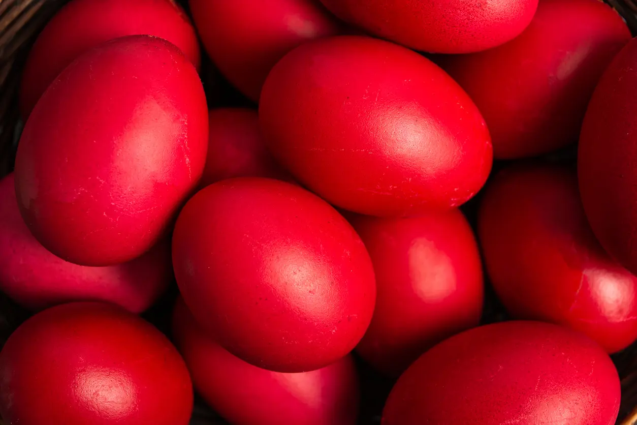 Βάψιμο αυγών: Γιατί βάφουμε κόκκινα τα αυγά το Πάσχα και τι συμβολίζει το έθιμο